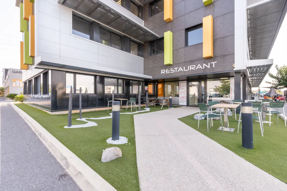 Terrasse du restaurant Ô Resto Garosud, dans le bâtiment d'Espace Entreprise Garosud, pour la pause déjeuner entre deux réunions