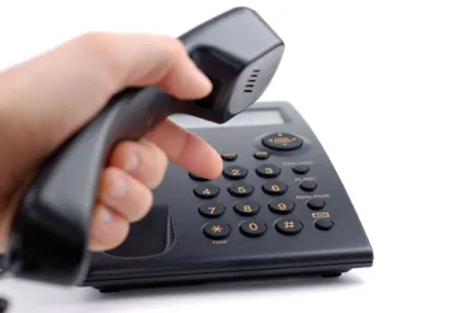 Combiné de téléphone de bureau tenu en main, illustration de l'ancien service de conférence téléphonique