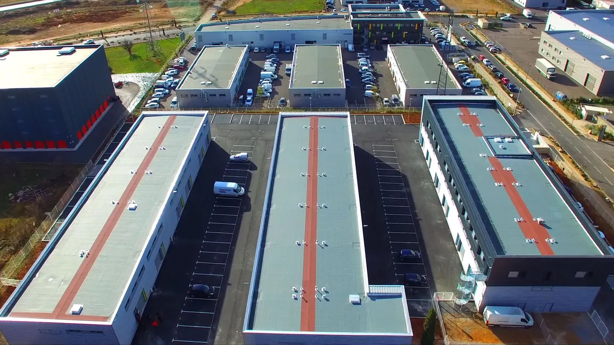 Vue aérienne du parc d'activité Garosud à Montpellier, bâtiments d'Espace Entreprise et parking